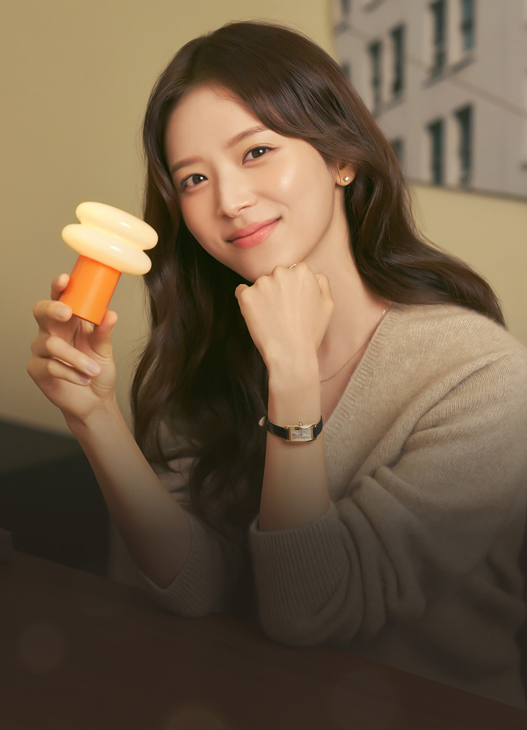 조명을 들고 있는 김지영